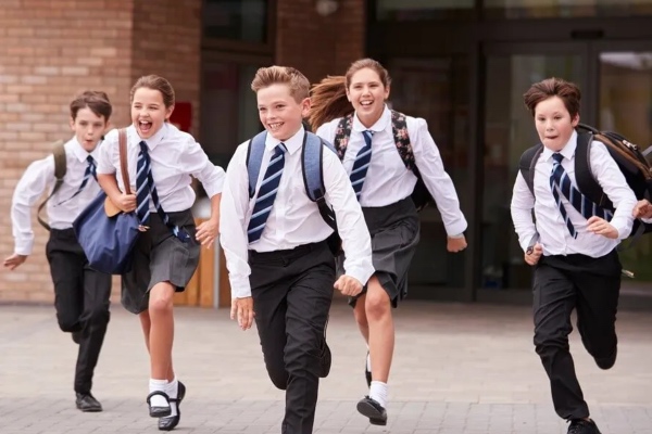 შემდეგი სასწავლო წლიდან ტესტურ რეჟიმში, ყველა საჯარო სკოლაში, პირველიდან მეექვსე კლასის ჩათვლით, სავალდებულოდ ბრუნდება სასკოლო ფორმები