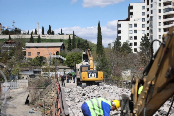 მდინარე დიღმურაზე საავტომობილო ხიდის დემონტაჟი დაიწყო, რომელიც ახალი, რკინაბეტონის ხიდით ჩანაცვლდება, სამუშაოები ხუთ თვეს გაგრძელდება