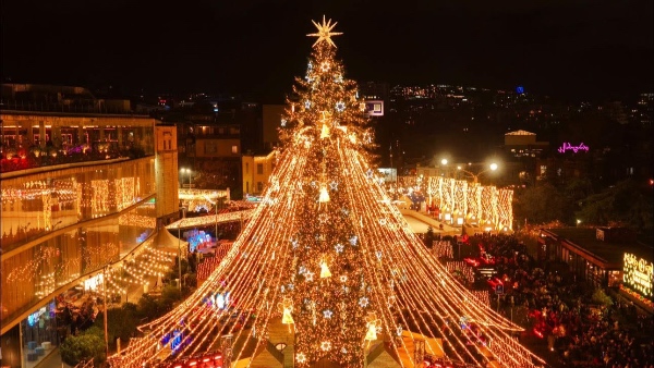 დედაქალაქში მთავარი ნაძვის ხე აინთო