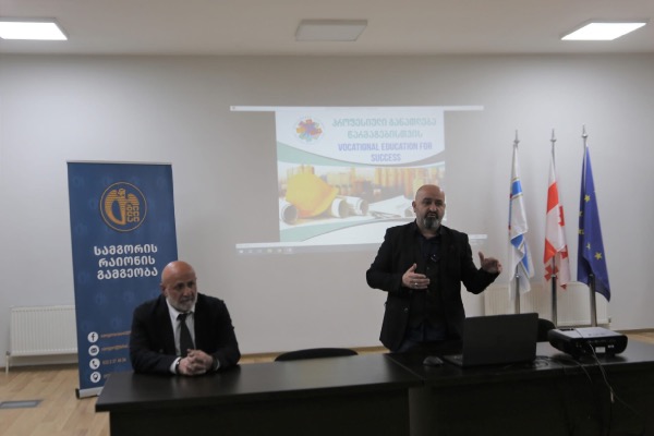 სამგორის რაიონის გამგებელი საჯარო სკოლების დირექტორებსა და კოლეჯ „სპექტრის“ წარმომადგენლებს შეხვდა