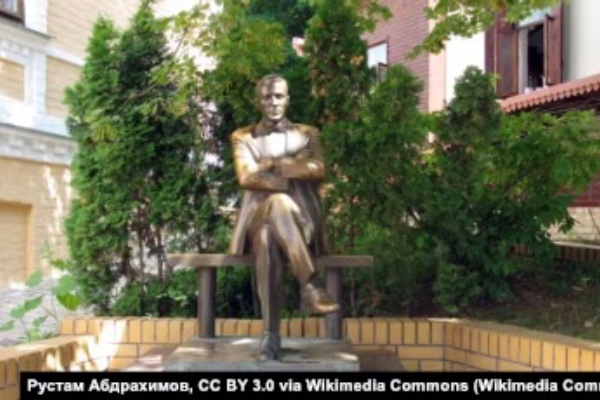 კიევში მიხეილ ბულგაკოვის ძეგლს აიღებენ