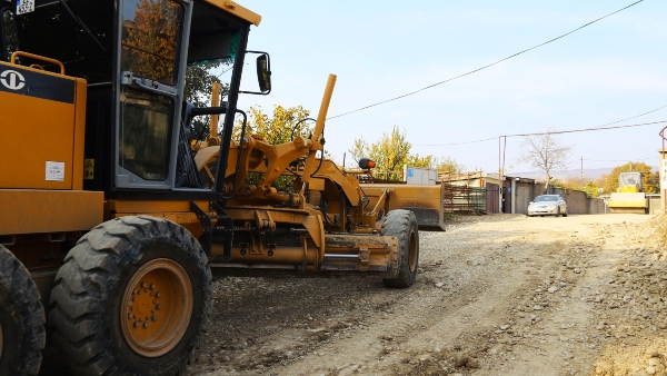რევაზ ბებიას ქუჩაზე საგზაო ინფრასტრუქტურა ეწყობა