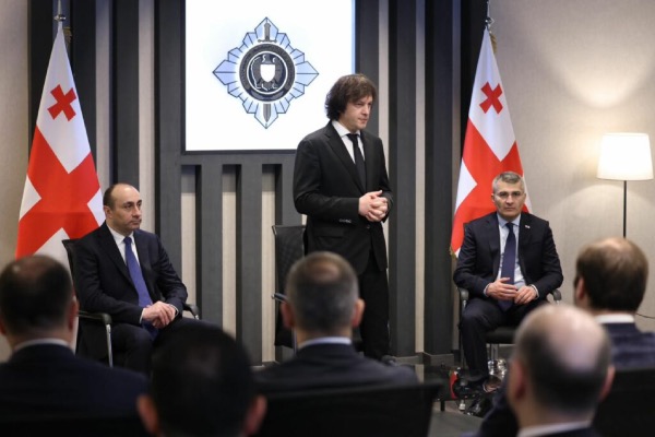 ირაკლი კობახიძემ სახელმწიფო უსაფრთხოების სამსახურის ახალი უფროსი გეკა გელაძე უწყების თანამშრომლებს წარუდგინა
