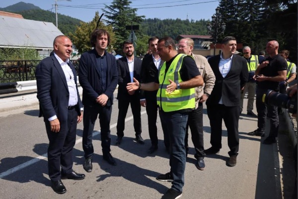 პრემიერი ქალაქ ონის შესასვლელთან, საავტომობილო გზაზე მიმდინარე მეწყერსაწინააღმდეგო ღონისძიებებს გაეცნო