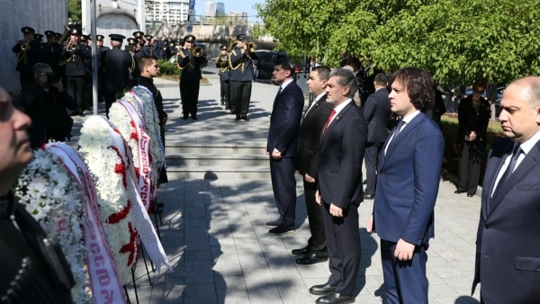 პრემიერ-მინისტრმა თავდაცვის ძალების დღესთან დაკავშირებით გმირთა მემორიალი გვირგვინით შეამკო