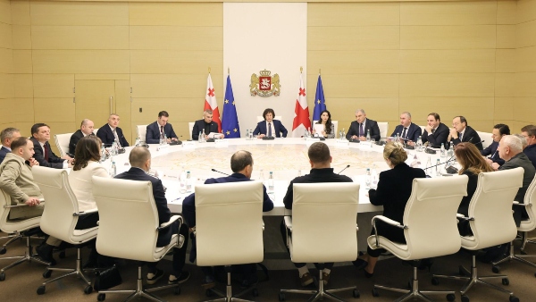 პრემიერ-მინისტრი სასურსათო პროდუქციის ფასებთან დაკავშირებით  ქართველ მწარმოებლებს შეხვდა