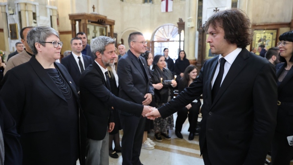 ირაკლი კობახიძე, მთავრობის წევრებთან ერთად, სამების ტაძარში, ოკუპირებული აფხაზეთის რეგიონიდან გადმოსვენებული  პირების სამოქალაქო პანაშვიდზე იმყოფებოდა