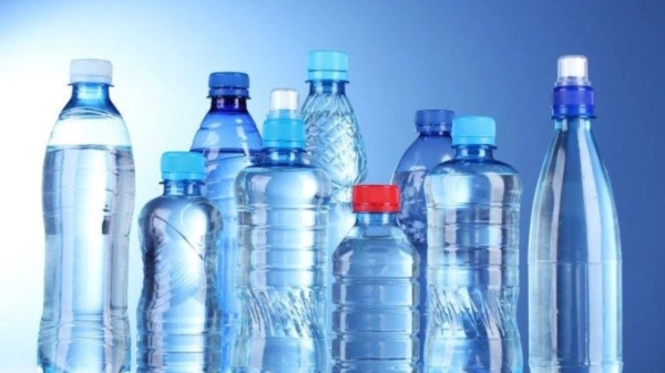 მთავრობა პლასტმასის ბოთლებით სასმელების გაყიდვის აკრძალვას გეგმავს, მათ შორის - წყლის